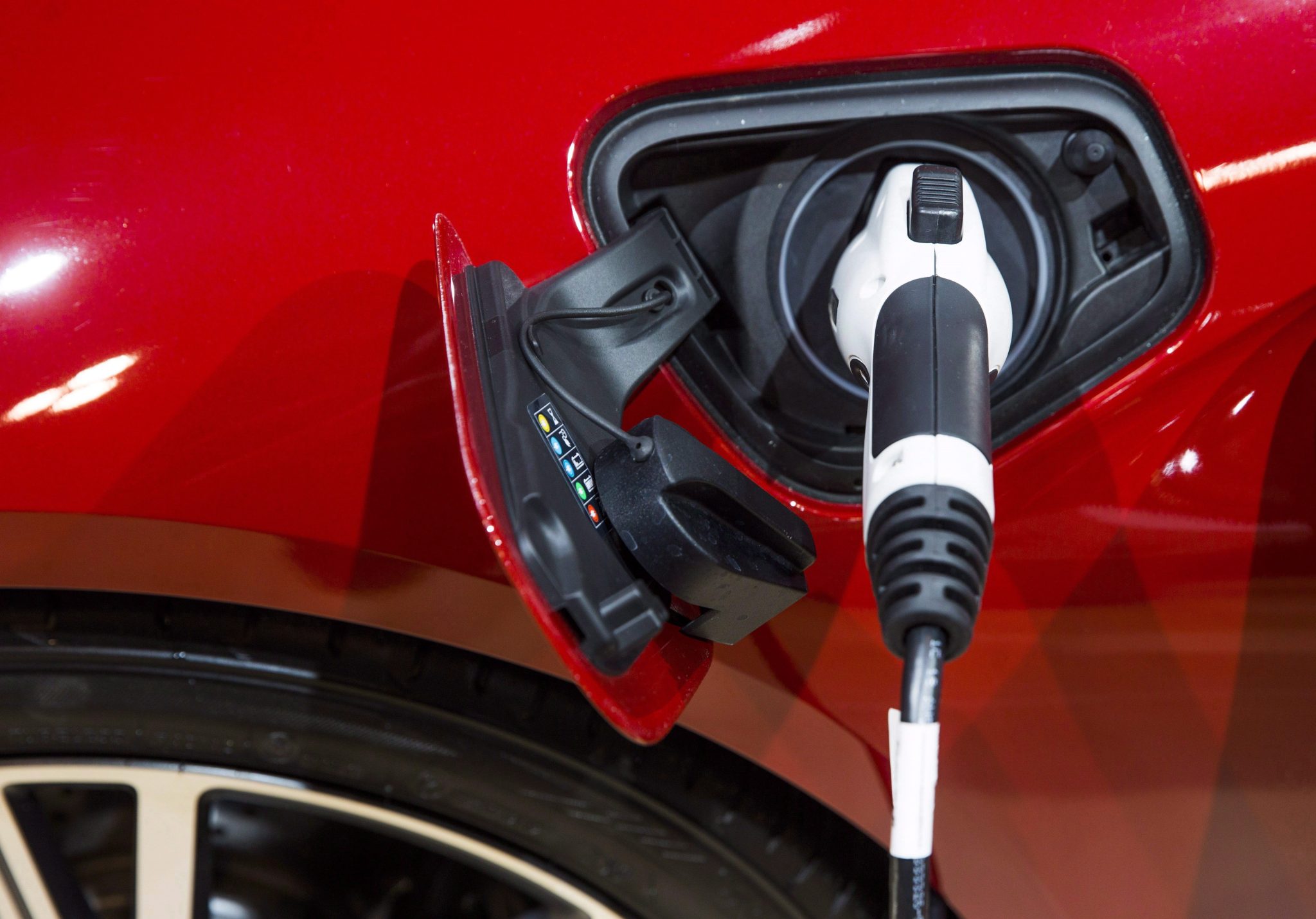 canada-looks-to-retool-ev-rebate-program-to-include-more-expensive-suvs