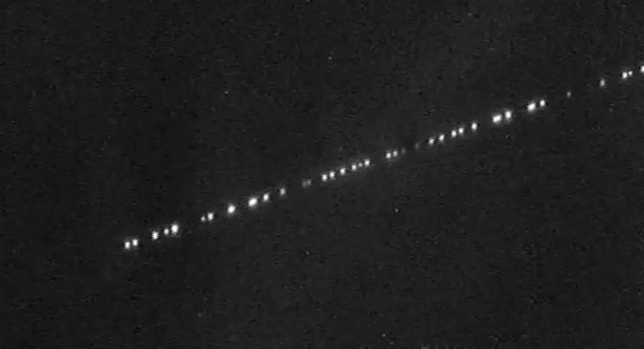 VIDEO: SpaceX satellites flew over the skies above southern Ontario ...