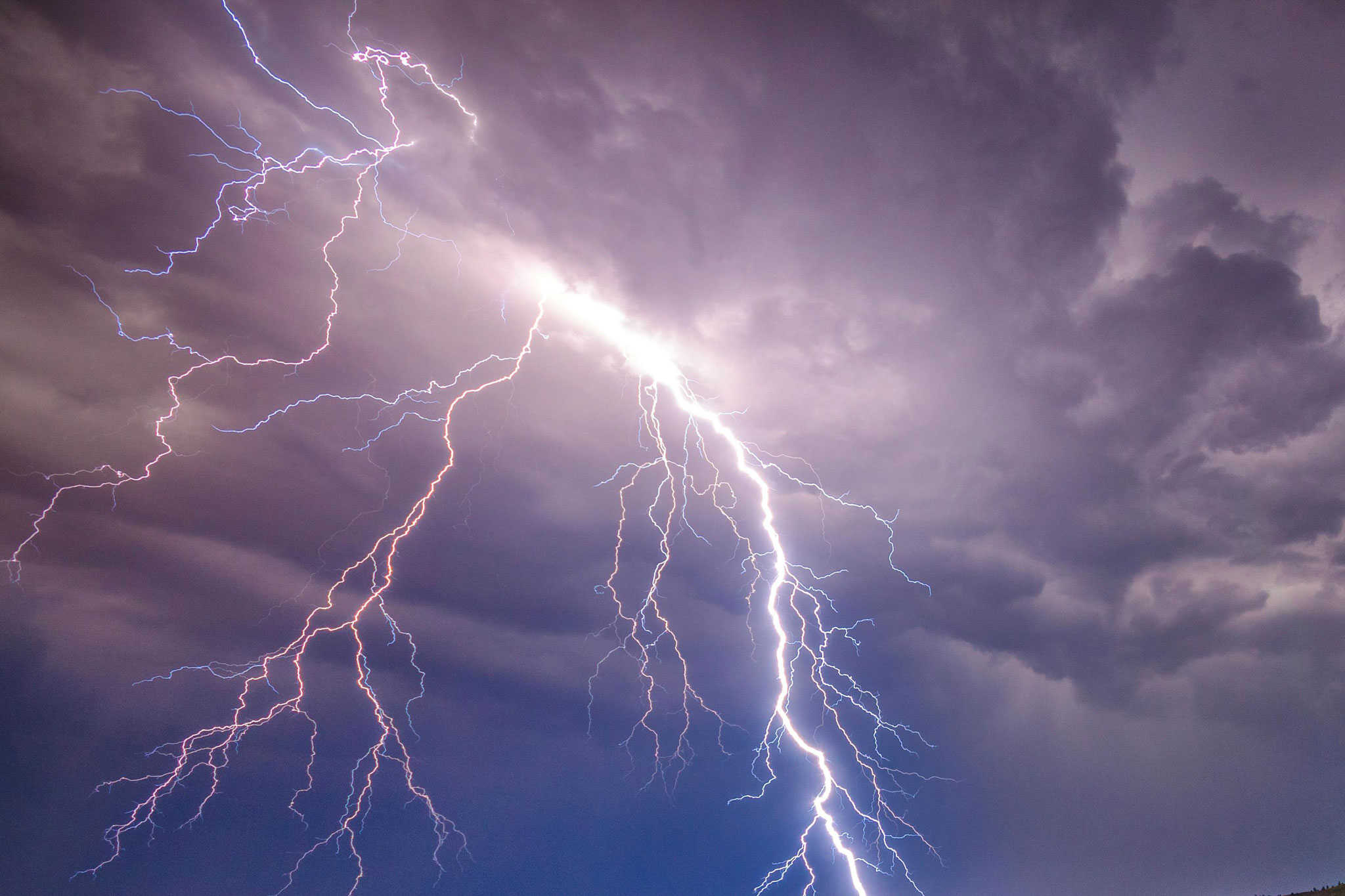 Thunderstorms may cause flight delays through Pearson Airport in ...