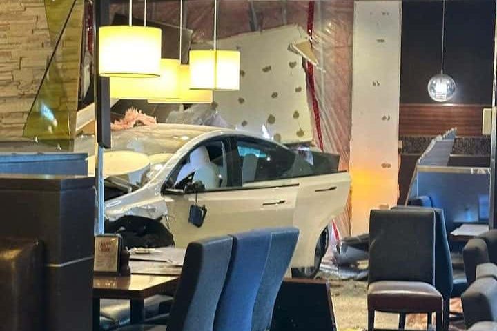 Car crash into shopping mall forces restaurant to close for repairs in Brampton
