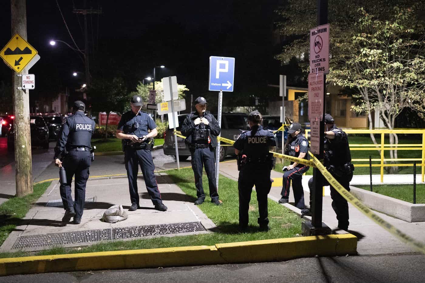 toronto police officer shot