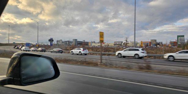 outlet, mall, shopping, boxing day, shoppers, Toronto, premium outlets, vehicles, traffic, line, congestion, 401, ramp, exist, Halton Hills, Ontario.