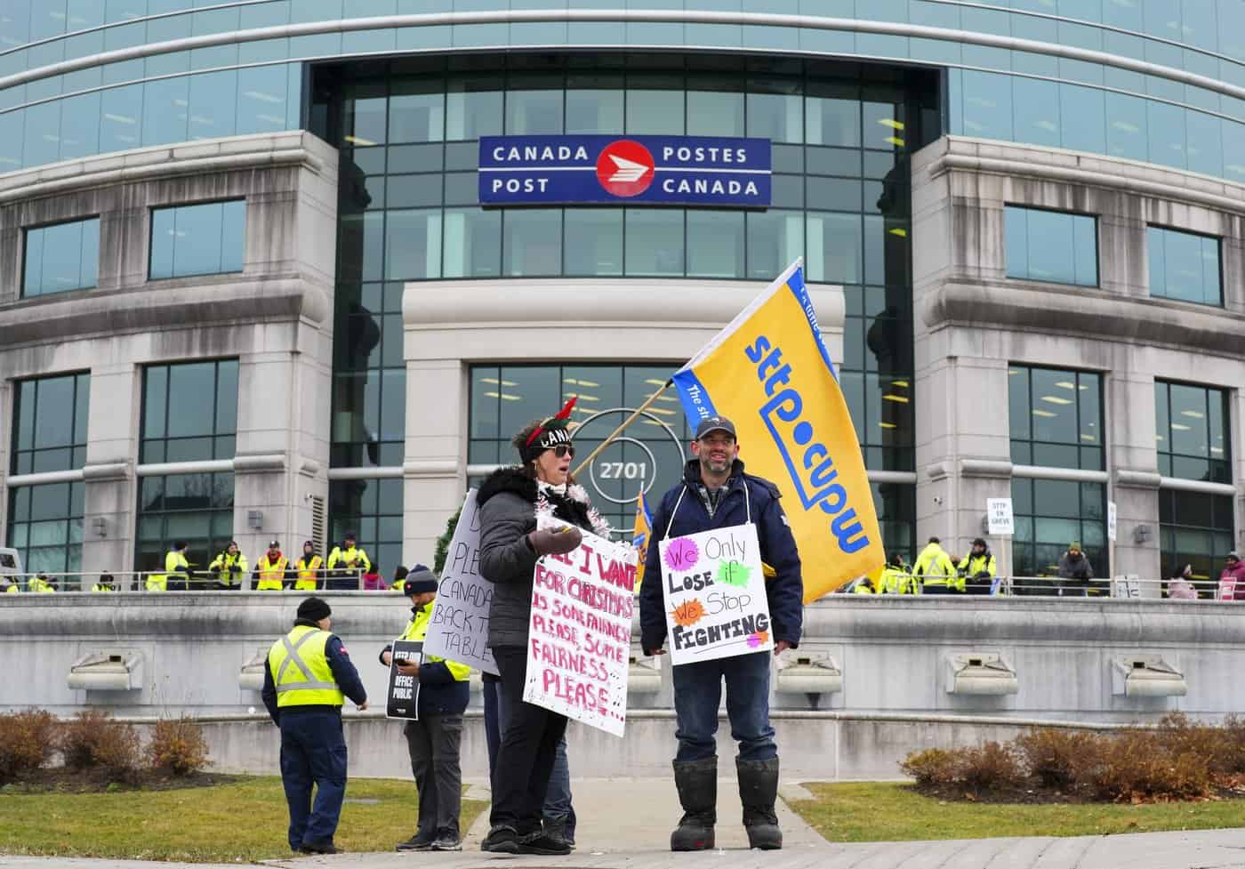 canada post strike government