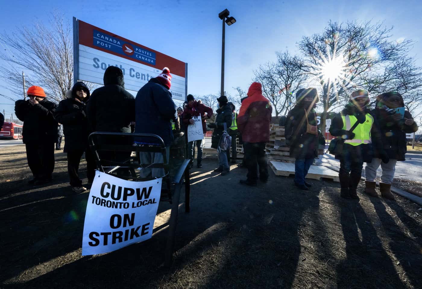 Canada Post to start accepting commercial mail as it ramps up post-strike operations