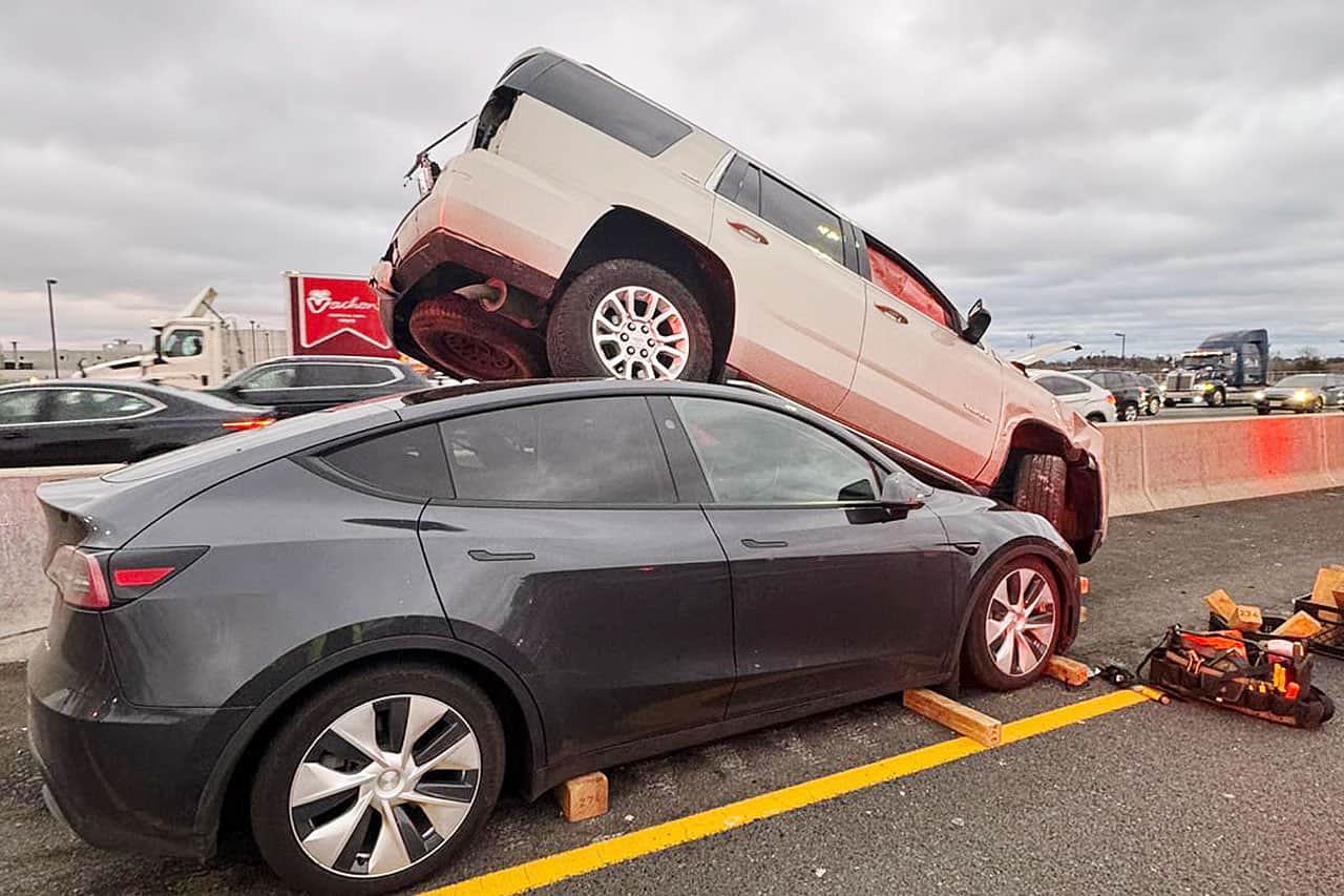 tesla crash oakville ontario